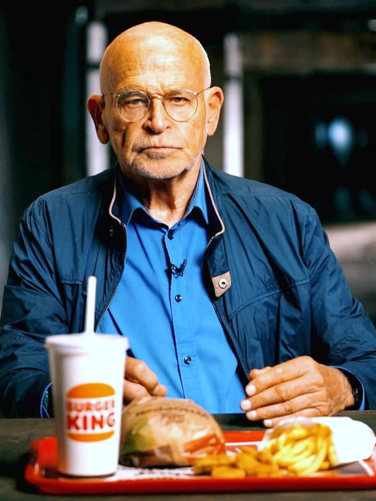 Acht Jahre ist es her, dass Günter Wallraff (Foto) und sein Team verdeckt bei der "Burger King Deutschland GmbH" recherchiert hat. Um zu überprüfen, ob 'Burger King' u.a. untragbare Hygienemägel beseitigt hat, gehen die "Team Wallraff"-Reporter:innen erneut in vier "Burger King"-Restaurants undercover - und in jedem davon finden sie immer noch teils katastrophale Zustände vor.

+++ Die Verwendung des sendungsbezogenen Materials ist nur mit dem Hinweis und Verlinkung auf RTL+ gestattet. +++
