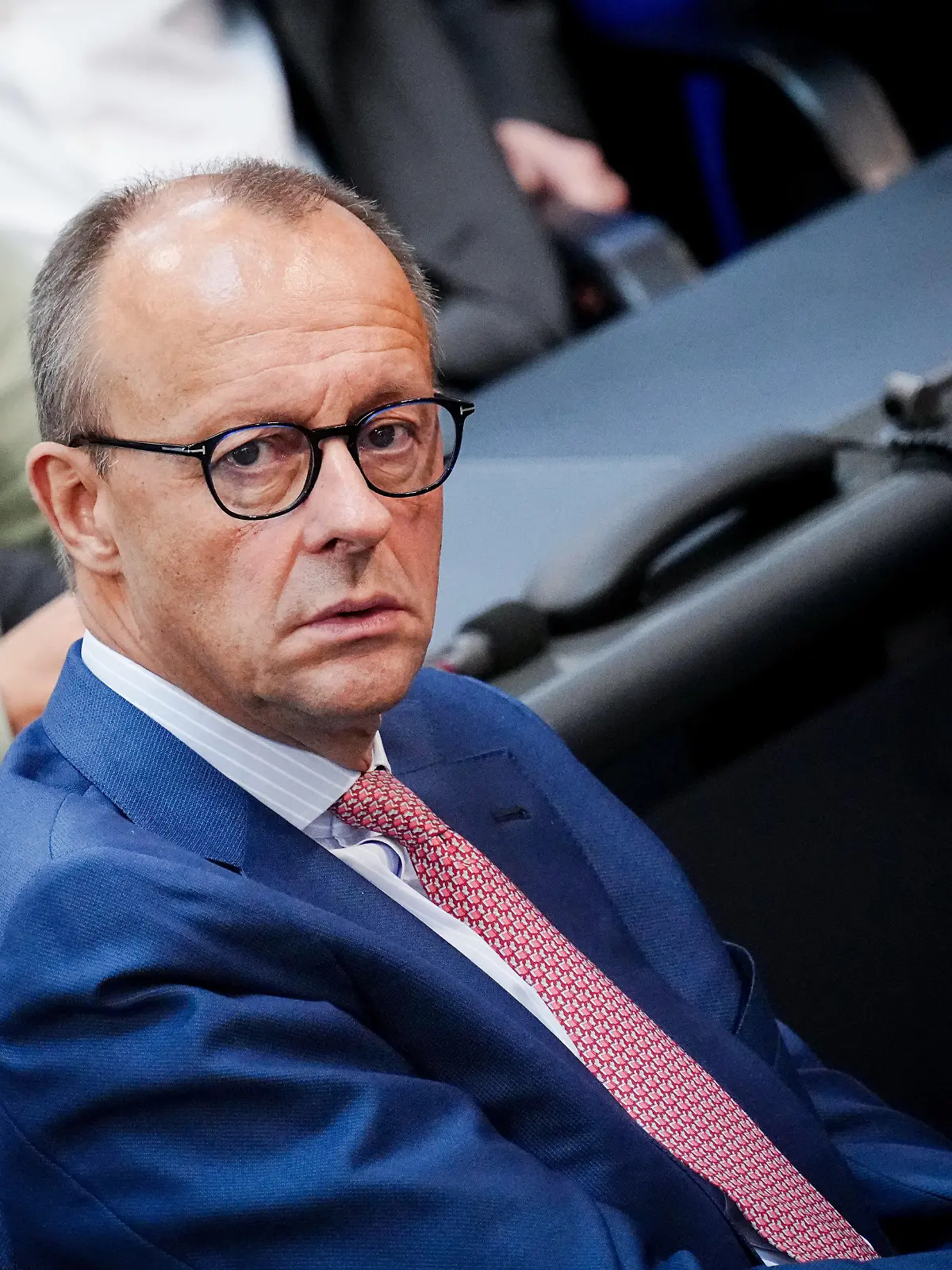 ARCHIV - 23.09.2022, Berlin: Friedrich Merz (CDU), CDU-Bundesvorsitzender und Unionsfraktionsvorsitzender, nimmt an der Sitzung des Bundestags teil. Der CDU-Chef hat einen «Sozialtourismus» von ukrainischen Flüchtlingen nach Deutschland beklagt. Er sagte Bild TV in einem am Montagabend gesendeten Interview: «Wir erleben mittlerweile einen Sozialtourismus dieser Flüchtlinge: nach Deutschland, zurück in die Ukraine, nach Deutschland, zurück in die Ukraine.» Der Hintergrund laut Merz: Anfangs hatten Ukraine-Flüchtlinge Anspruch auf Versorgung nach dem Asylbewerberleistungsgesetz - seit Juni erhalten sie Grundsicherung, also die gleichen Leistungen wie etwa Hartz-IV-Empfänger. Foto: Kay Nietfeld/dpa +++ dpa-Bildfunk +++