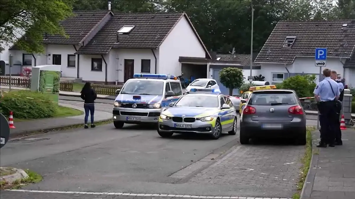 Die Polizei hat den Tatort kurz nach der Messerattacke abgesperrt.
