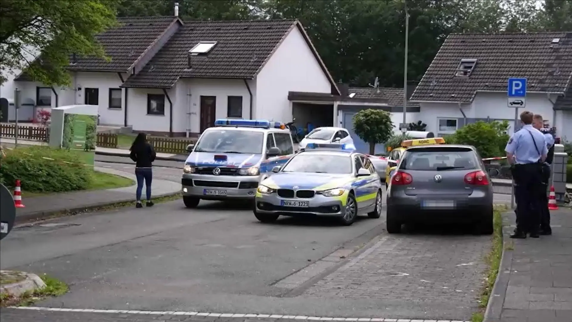 Die Polizei hat den Tatort kurz nach der Messerattacke abgesperrt.