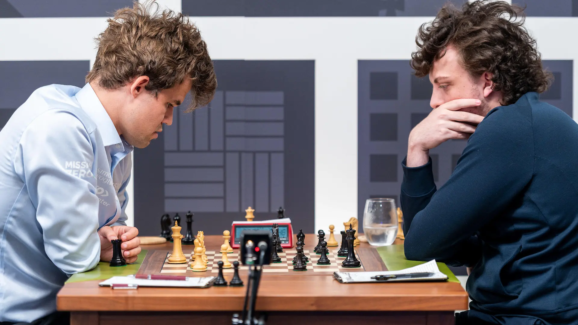 HANDOUT - 04.09.2022, USA, St. Louis: Magnus Carlsen (l) aus Norwegen sitzt Hans Niemann aus den USA in der dritten Runde vom Schachturnier Sinquefield Cup im Saint Louis Chess Club gegenüber. Foto: Crystal Fuller/Saint Louis Chess Club/dpa - ACHTUNG: Nur zur redaktionellen Verwendung und nur mit vollständiger Nennung des vorstehenden Credits +++ dpa-Bildfunk +++