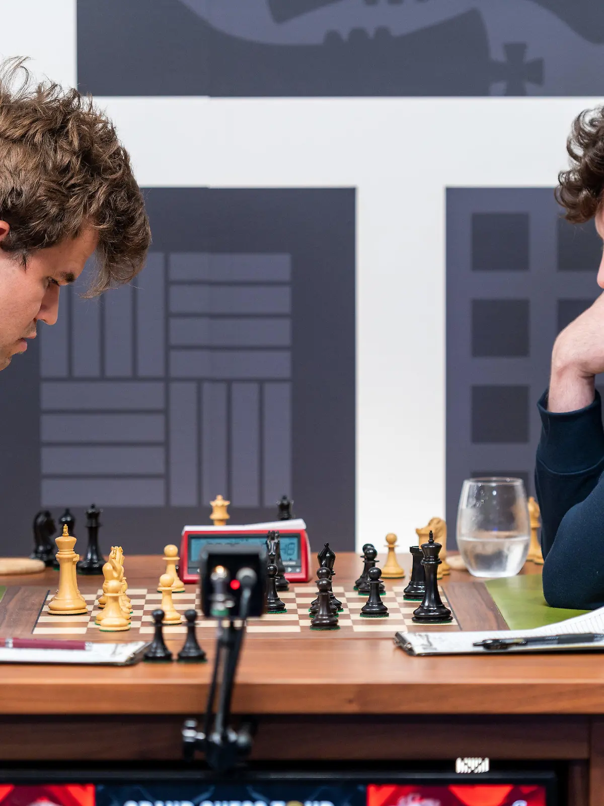 HANDOUT - 04.09.2022, USA, St. Louis: Magnus Carlsen (l) aus Norwegen sitzt Hans Niemann aus den USA in der dritten Runde vom Schachturnier Sinquefield Cup im Saint Louis Chess Club gegenüber. Foto: Crystal Fuller/Saint Louis Chess Club/dpa - ACHTUNG: Nur zur redaktionellen Verwendung und nur mit vollständiger Nennung des vorstehenden Credits +++ dpa-Bildfunk +++