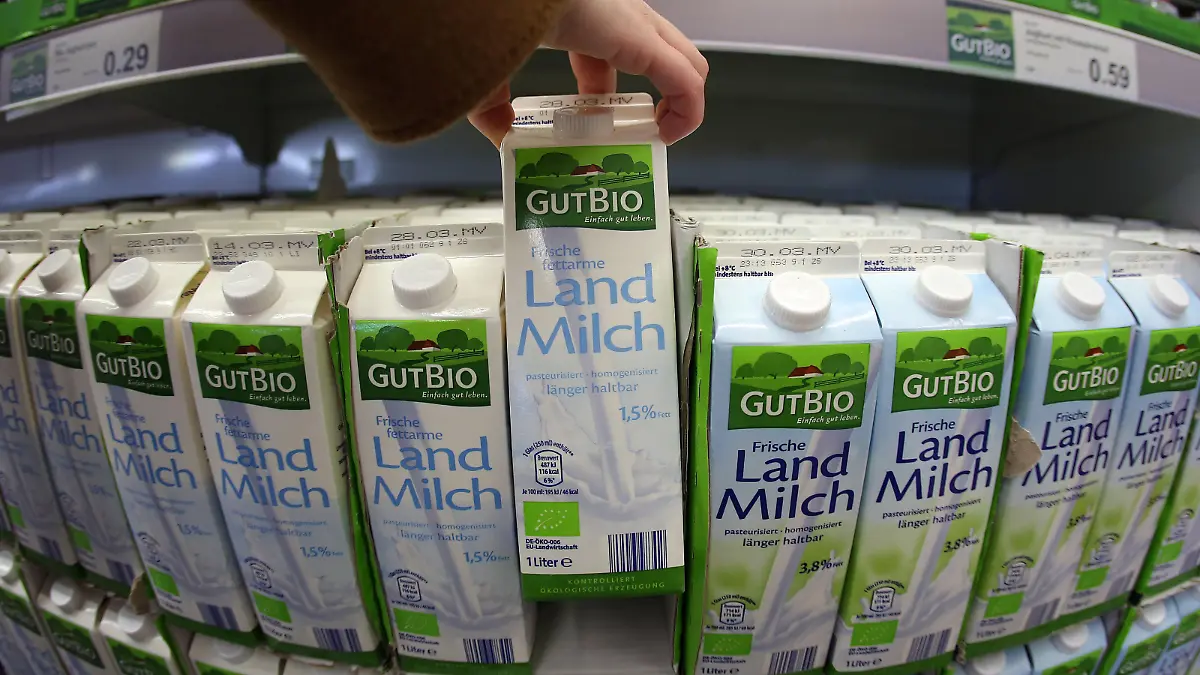 Ein Frau nimmt am 13.03.2015 in Velbert (Nordrhein-Westfalen) in einem Supermarkt von Aldi (Nord) Bio Milch aus dem Regal. Der Discounter vergrößert in diesen Wochen sein Bio-Sortiment drastisch. Unter der Eigenmarke «GutBio» sollen künftig über 50 Artikel aus kontrolliert ökologischem Anbau angeboten werden. Foto: Oliver Berg/dpa (zu dpa/lnw: "Darf es etwas mehr sein: Bioprodukte werden immer beliebter" vom 16.03.2015) ++