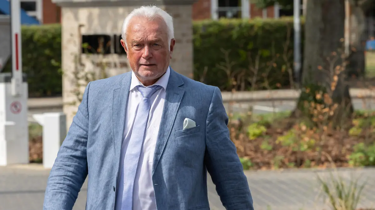  News Bilder des Tages Wolfgang Kubicki FDP auf Sommertour in Schleswig-Holstein Wolfgang Kubicki macht heute Halt in Brunsbüttel um sich vor Ort zu informieren, dazu traf er sich mit zahlreichen Bürgern und Verantwortlichen aus der Region. Brunsbüttel River Loft Hotel Schleswig Holstein Deutschland DJR55203 *** Wolfgang Kubicki FDP on summer tour in Schleswig Holstein Wolfgang Kubicki makes a stop today in Brunsbüttel to inform himself on the spot, for this he met with numerous citizens and responsible persons from the region Brunsbüttel River Loft Hotel Schleswig Holstein Germany DJR55203