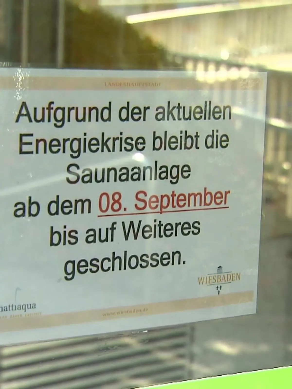 Wir müssen Energie sparen! Das scheint gerade in aller Munde und in den Gedanken der Menschen zu sein. Von allen Seiten gibt es Aufforderungen, den Verbrauch von Strom, Gas, Öl und anderen Energieträgern zu reduzieren. Wie Hessens Hauptstadt Wiesbaden auf die Energiekrise reagiert und warum die Einwohner die Sparmaßnahmen nicht immer lustig und sinnvoll finden – im Video!