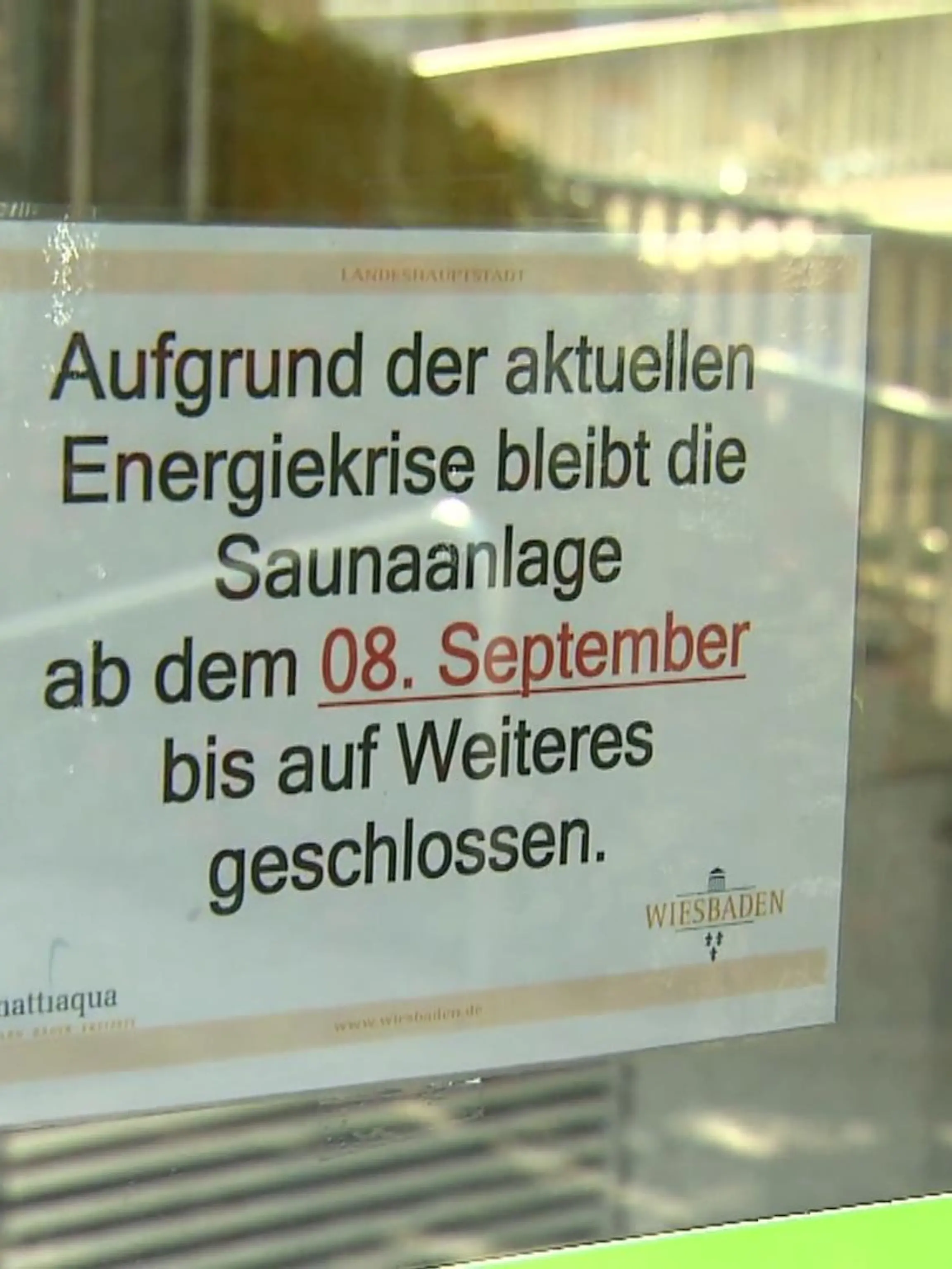 Wir müssen Energie sparen! Das scheint gerade in aller Munde und in den Gedanken der Menschen zu sein. Von allen Seiten gibt es Aufforderungen, den Verbrauch von Strom, Gas, Öl und anderen Energieträgern zu reduzieren. Wie Hessens Hauptstadt Wiesbaden auf die Energiekrise reagiert und warum die Einwohner die Sparmaßnahmen nicht immer lustig und sinnvoll finden – im Video!