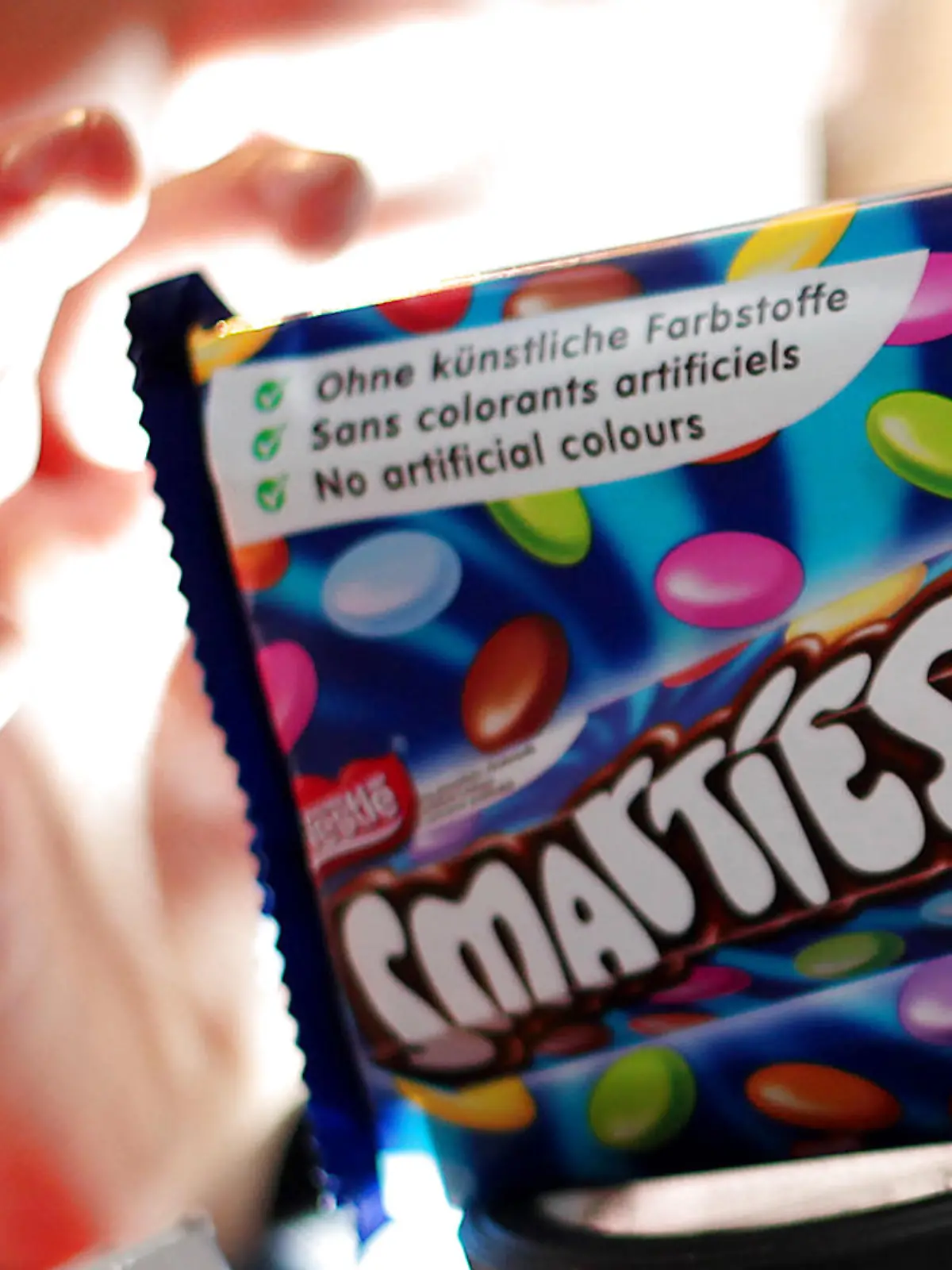 ARCHIV - 24.01.2012, Nordrhein-Westfalen, Köln: Ein Junge nimmt eine Packung Smarties aus dem Schrank.(zu dpa "Übergewicht führt schon bei Vorschulkindern zu Bluthochdruck") Foto: Oliver Berg/dpa +++ dpa-Bildfunk +++
