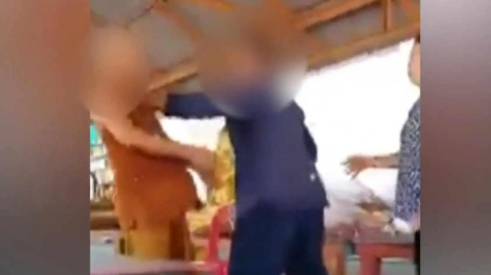 Mann geht auf Mönch los