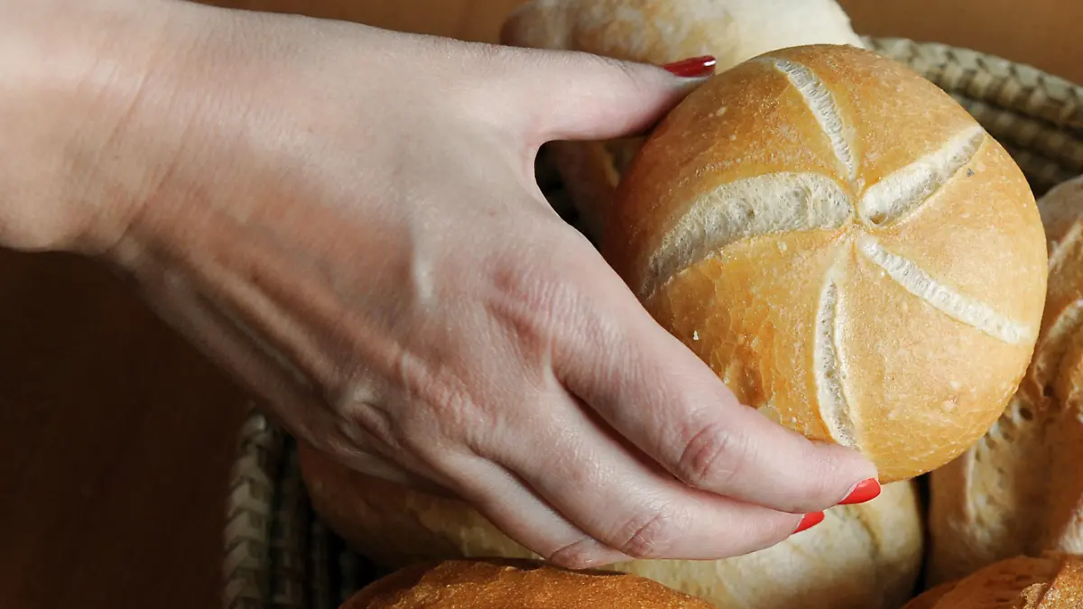 ARCHIV - 09.08.2010, Berlin: ILLUSTRATION - Eine Hand greift nach einem Brötchen in einem Brötchenkorb. Chirurgen haben mehreren querschnittgelähmten Patienten mit einem neuen Verfahren zu Arm- und Handbewegungen verholfen. Beim sogenannten Nerventransfer leiteten sie noch funktionsfähige Nerven um, um gelähmte Muskeln wieder beweglich zu machen. Die Patienten lernten dann mithilfe einer intensiven Physiotherapie auch wieder zu greifen. (zu dpa "Querschnittlähmung: Nerventransfer ermöglicht Hand- und Armbewegungen") Foto: Jens Kalaene/dpa-Zentralbild/dpa +++ dpa-Bildfunk +++