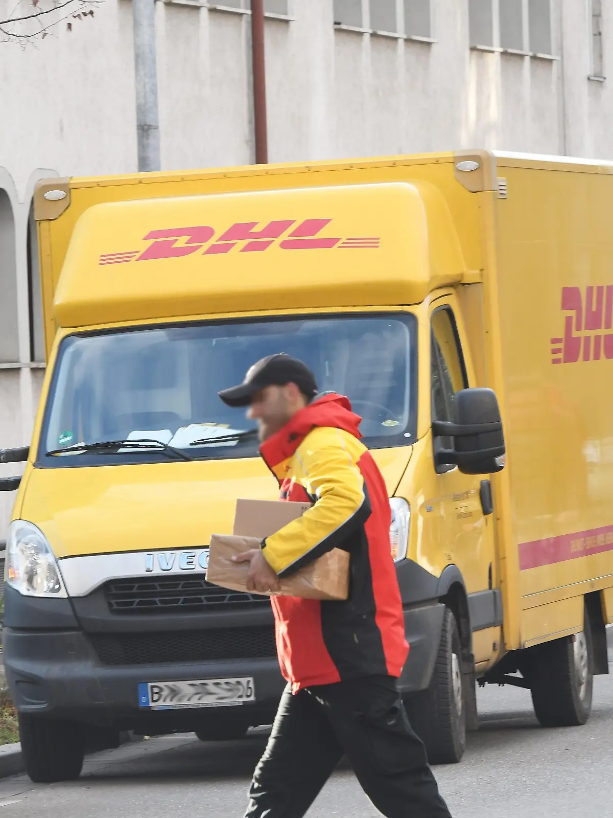 DHL-Paketzustellung in der Vorweihnachtszeit in Freiburg. Foto: Winfried Rothermel