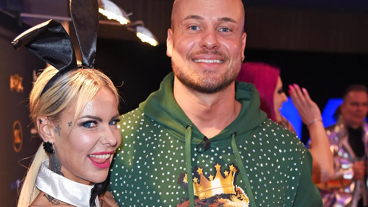Eric Sindermann mit Freundin Desiree Hansen bei der Fashion Show Geboren, um Grosses zu erschaffen von Eric Sindermann aka Dr. Sindsen im Rahmen der Berlin Fashion Week Herbert/Winter 2024 im UCI Luxe am Mercedes Benz Platz in Berlin am 05.02.2024 *** Eric Sindermann with girlfriend Desiree Hansen at the fashion show Born to create great things by Eric Sindermann aka Dr Sindsen as part of Berlin Fashion Week Herbert Winter 2024 at UCI Luxe at Mercedes Benz Platz in Berlin on 05 02 2024