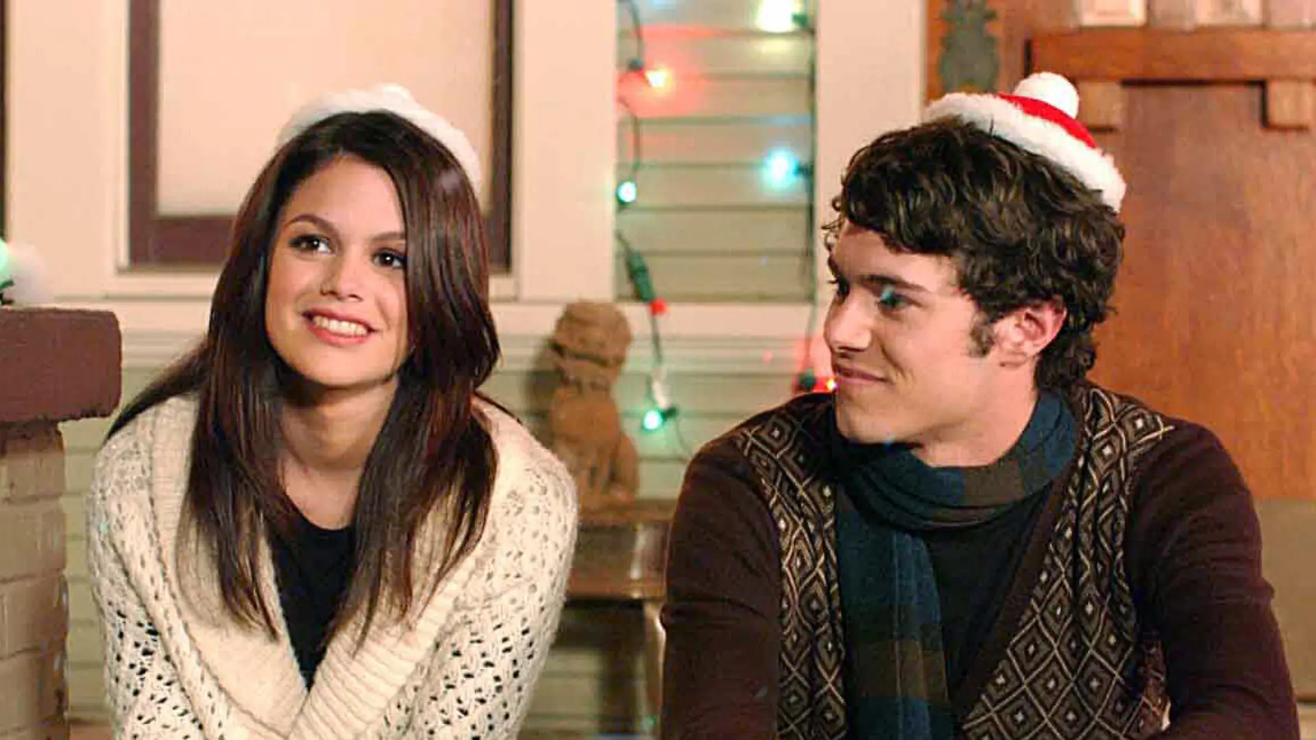 O.C., California - Das Weihnukkah-Debakel zu sehen am 10. August 2005, um 21.10 Uhr auf ProSieben. Fotomotiv: Adam Brody, l. und Rachel Bilson, r. Nach all den Vorfällen möchte Seth (Adam Brody, l.) Chrismukkah ausfallen lassen, doch Summer (Rachel Bilson, r.) lässt dies nicht zu ... Dieses Bild darf nur bis 13. August 2005 honorarfrei für redaktionelle Zwecke im Rahmen der Programmankündigung, mit Copyrightvermerk verwendet werden. Nicht für Online. Spätere Veröffentlichungen sind nur nach Rücksprache und ausdrücklicher Genehmigung der ProSieben Television GmbH möglich. Die Fotos dürfen nicht an Dritte weitergeleitet werden. Weitere Fotos erhalten Sie unter Tel. 089/9507-1173.Foto: © Warner Bros. Television +++ +++