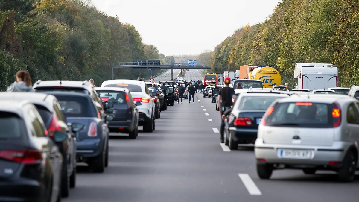 Stau auf einer Autobahn wegen Vollsperrung, Symbolfoto *** Jammed on a Highway due Vollsperrung Symbolic image Copyright: xBenjaminxHorn/xEibner-Pressefotox EP_bhorn  