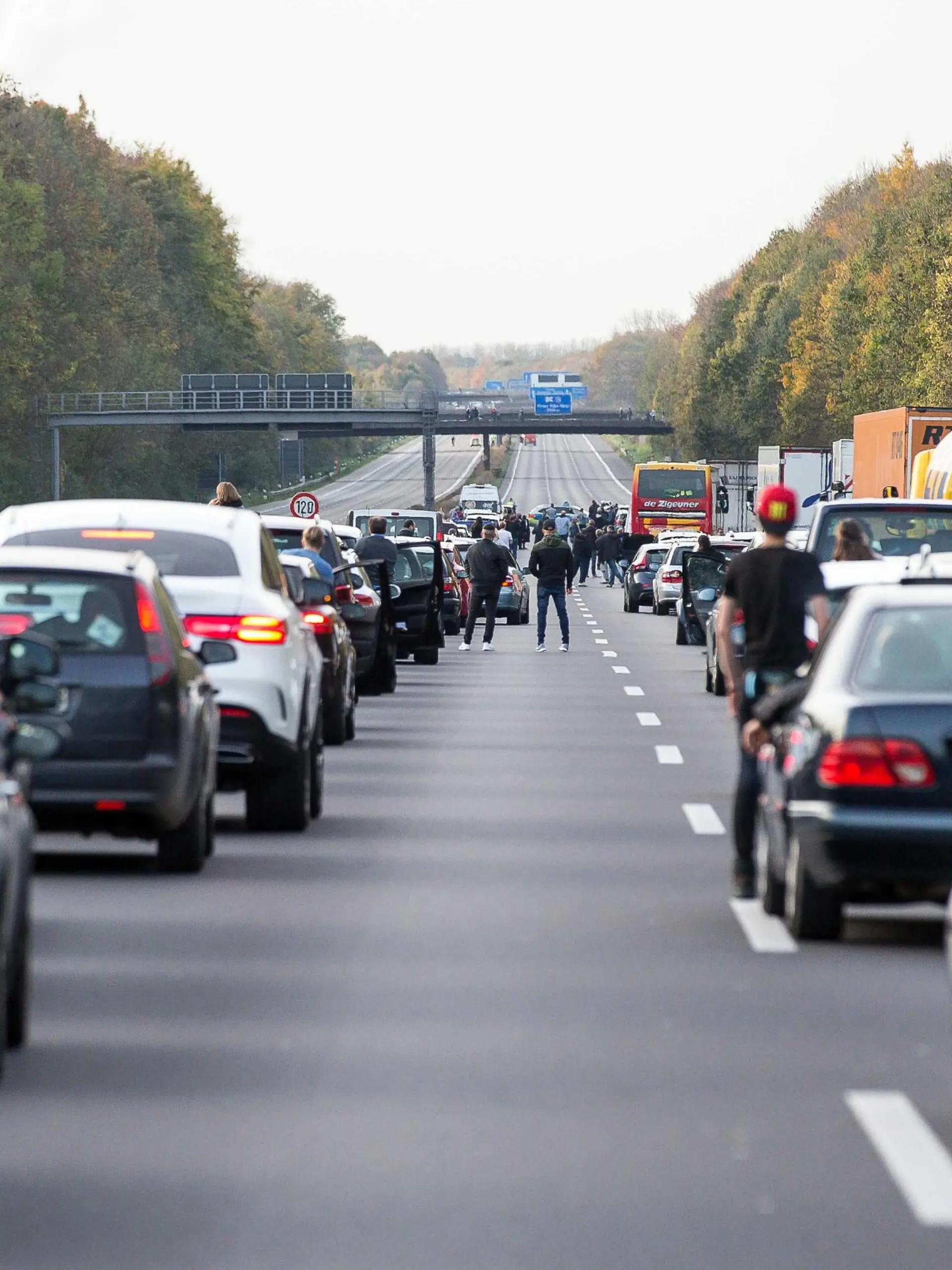 Stau auf einer Autobahn wegen Vollsperrung, Symbolfoto *** Jammed on a Highway due Vollsperrung Symbolic image Copyright: xBenjaminxHorn/xEibner-Pressefotox EP_bhorn  