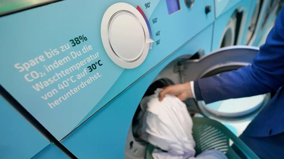 27.09.2022, Hamburg: Ein Mann befüllt eine Waschmaschine während der Aktion Kaltwaschsalon im Stadtteil Winterhude. Von Freitag bis Sonntag können Bürger kostenlos ihre Wäsche bei maximal 30 Grad waschen. Initiatoren der Aktion sind die Umweltstiftung WWF und Waschmittelhersteller Ariel (Konsumgüter-Konzern Procter & Gamble). (zu dpa ·Mehr Waschen mit nur 30 Grad - Kaltwaschsalon soll Umdenken erreichen·) Foto: Marcus Brandt/dpa +++ dpa-Bildfunk +++