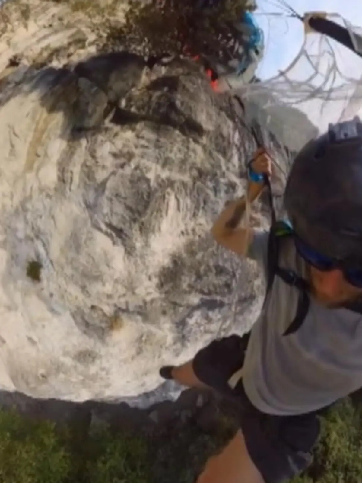 Der amerikanische Basejumper Rory hat sich bei seinem Sprung wohl ziemlich verschätzt. Auf TikTok zeigt er nun, wie er verletzt in einem Baum hängen bleibt.