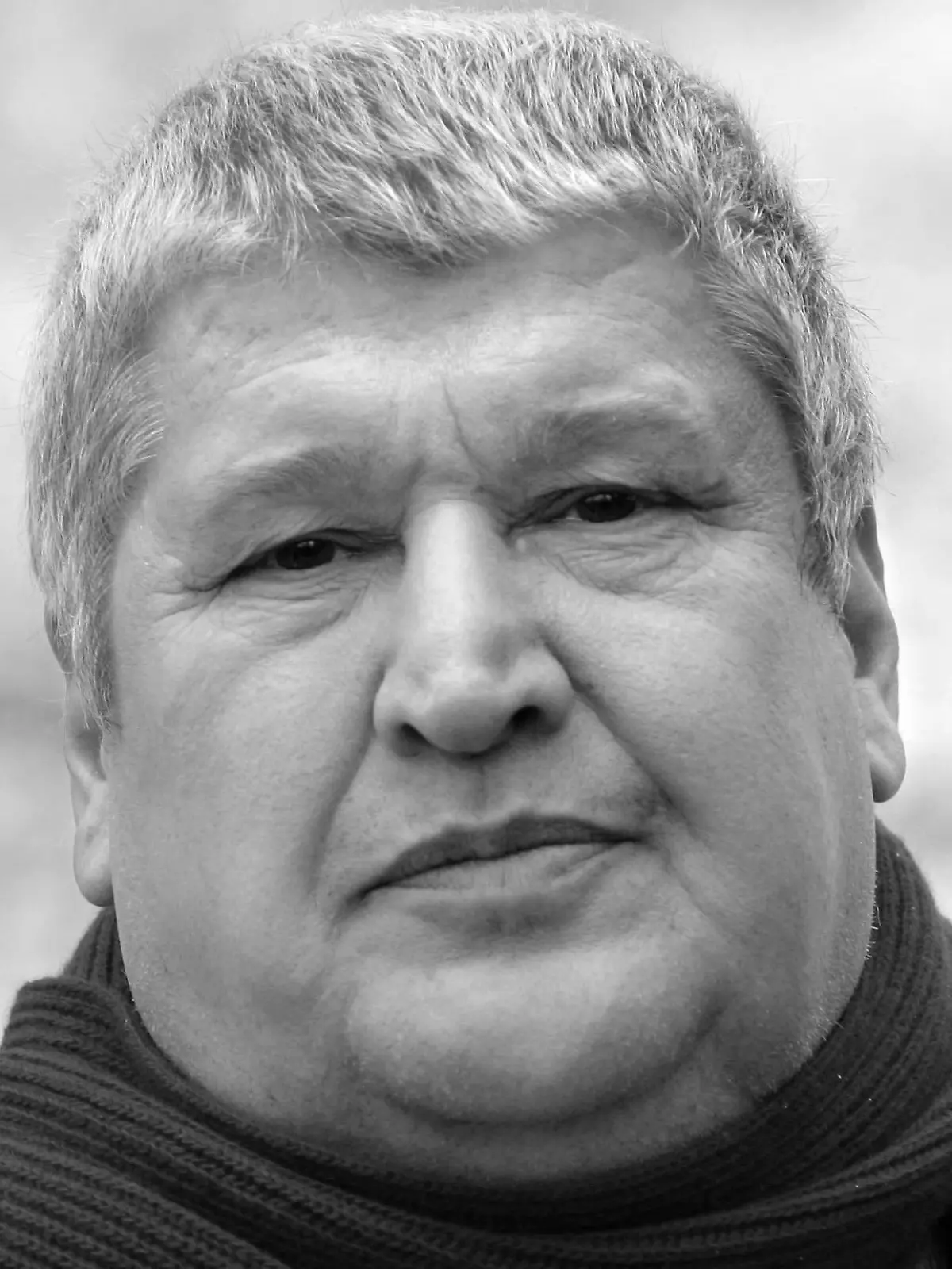ARCHIV - 05.04.2005, Niedersachsen, Etelsen: Helmut Krauss, deutscher Schauspieler («Atemlos durch die Nacht», «Der Rosengarten», «Löwenzahn»), am Rande der Dreharbeiten zu dem Kinofilm «Vineta» bei Etelsen (Kreis Verden). Im Alter von 78 Jahren ist der Schauspieler und Kabarettist Helmut Krauss gestorben. Foto: Ingo Wagner/dpa +++ dpa-Bildfunk +++