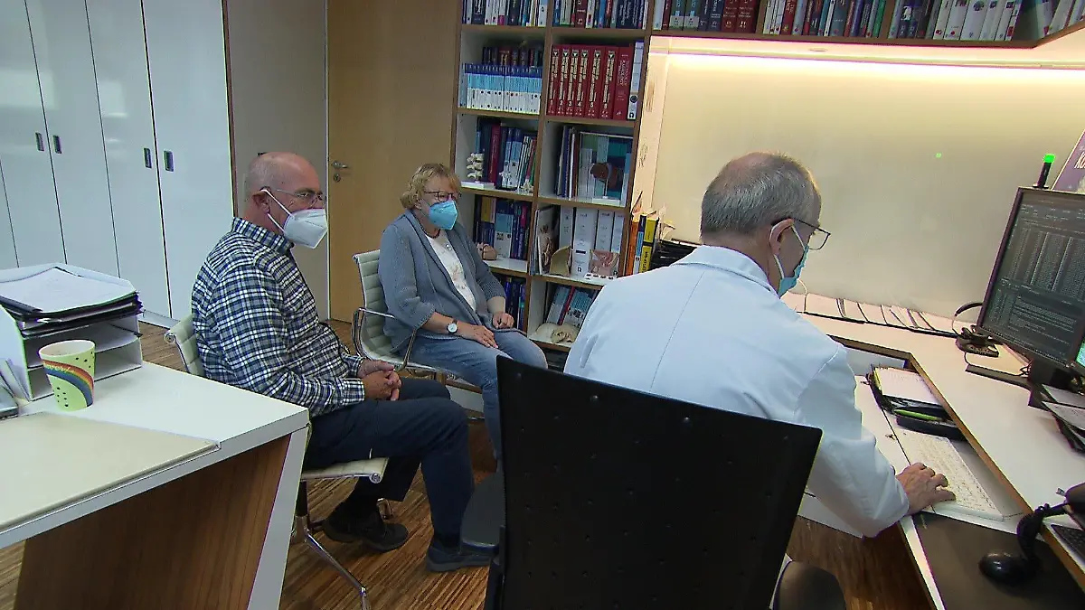 Professor Vogl im Gespräch mit Cornelia und ihrem Mann.