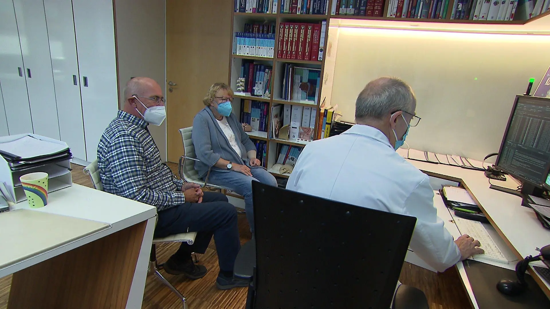 Professor Vogl im Gespräch mit Cornelia und ihrem Mann.