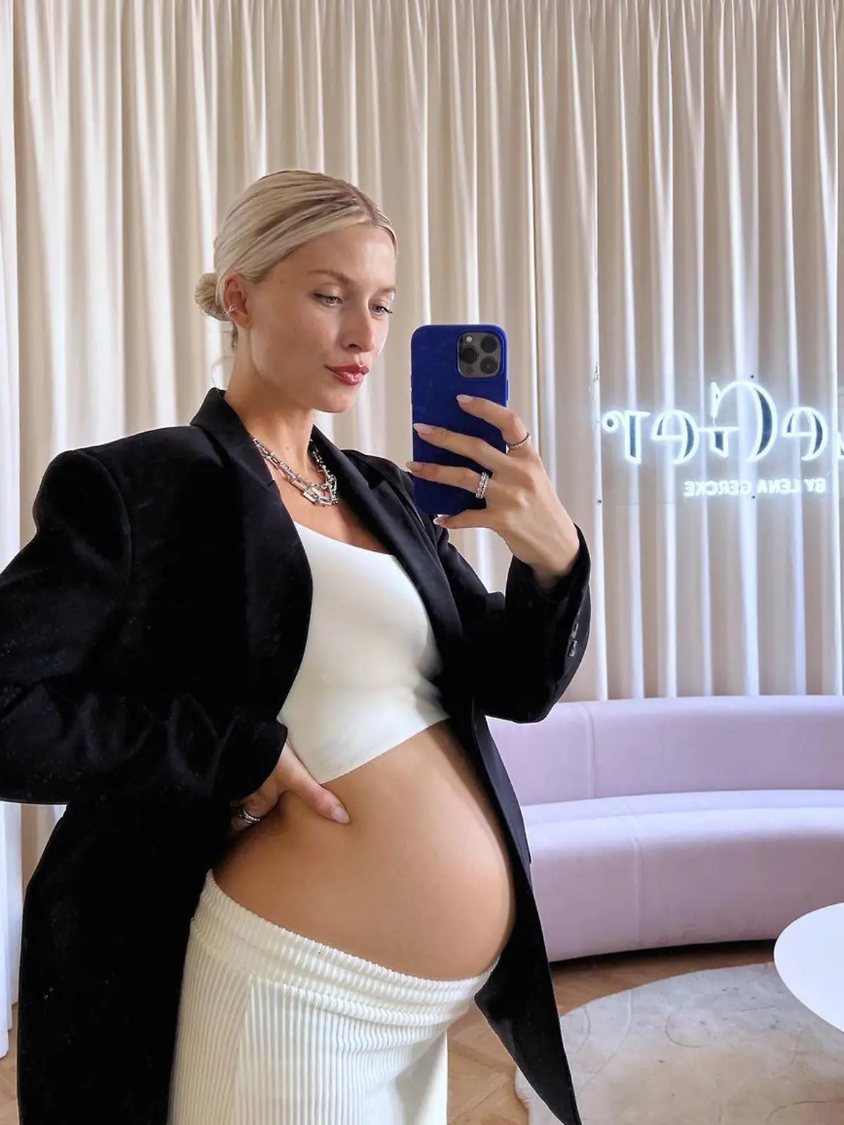 Lena Gercke zeigt ihren Babybauch.