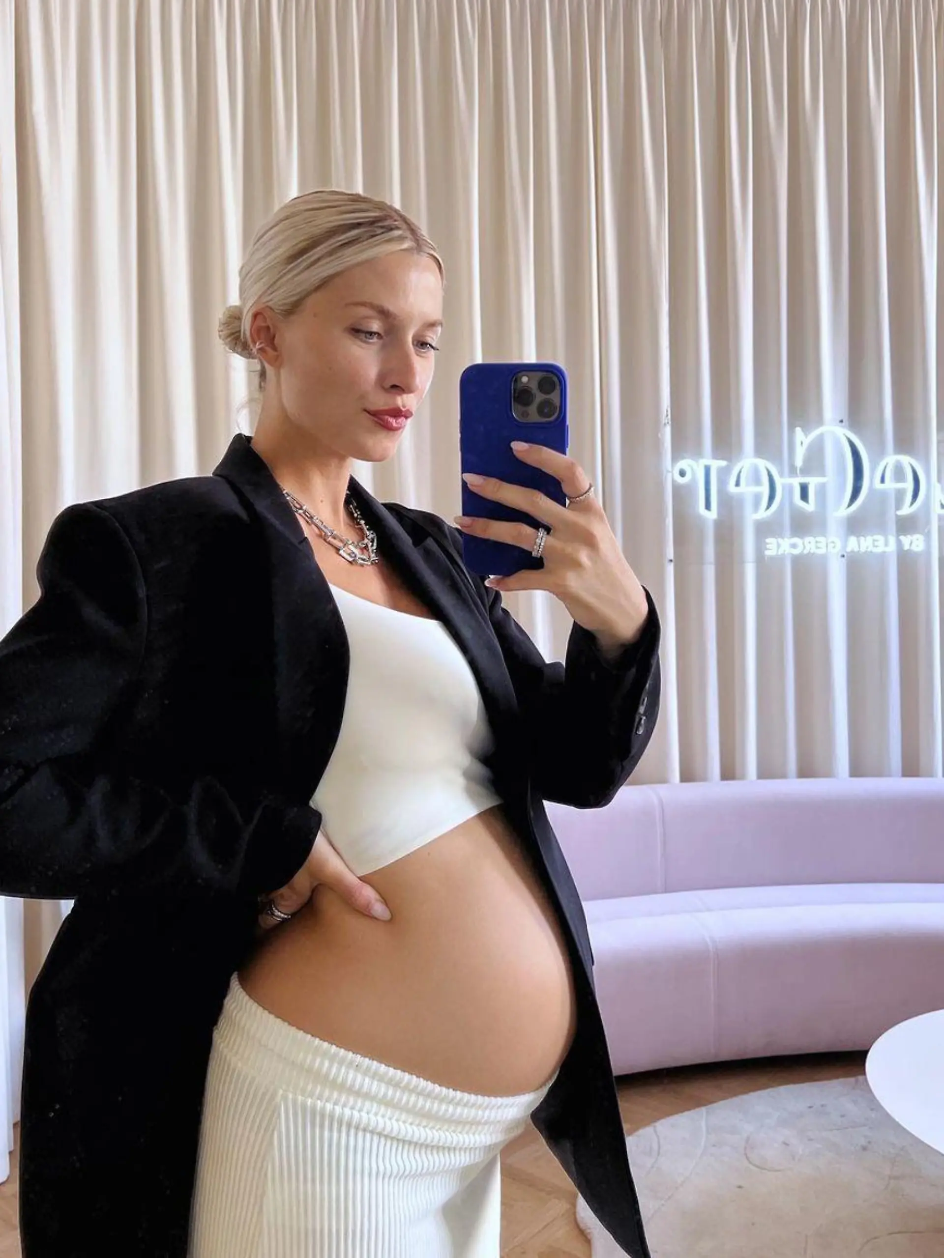 Lena Gercke zeigt ihren Babybauch.