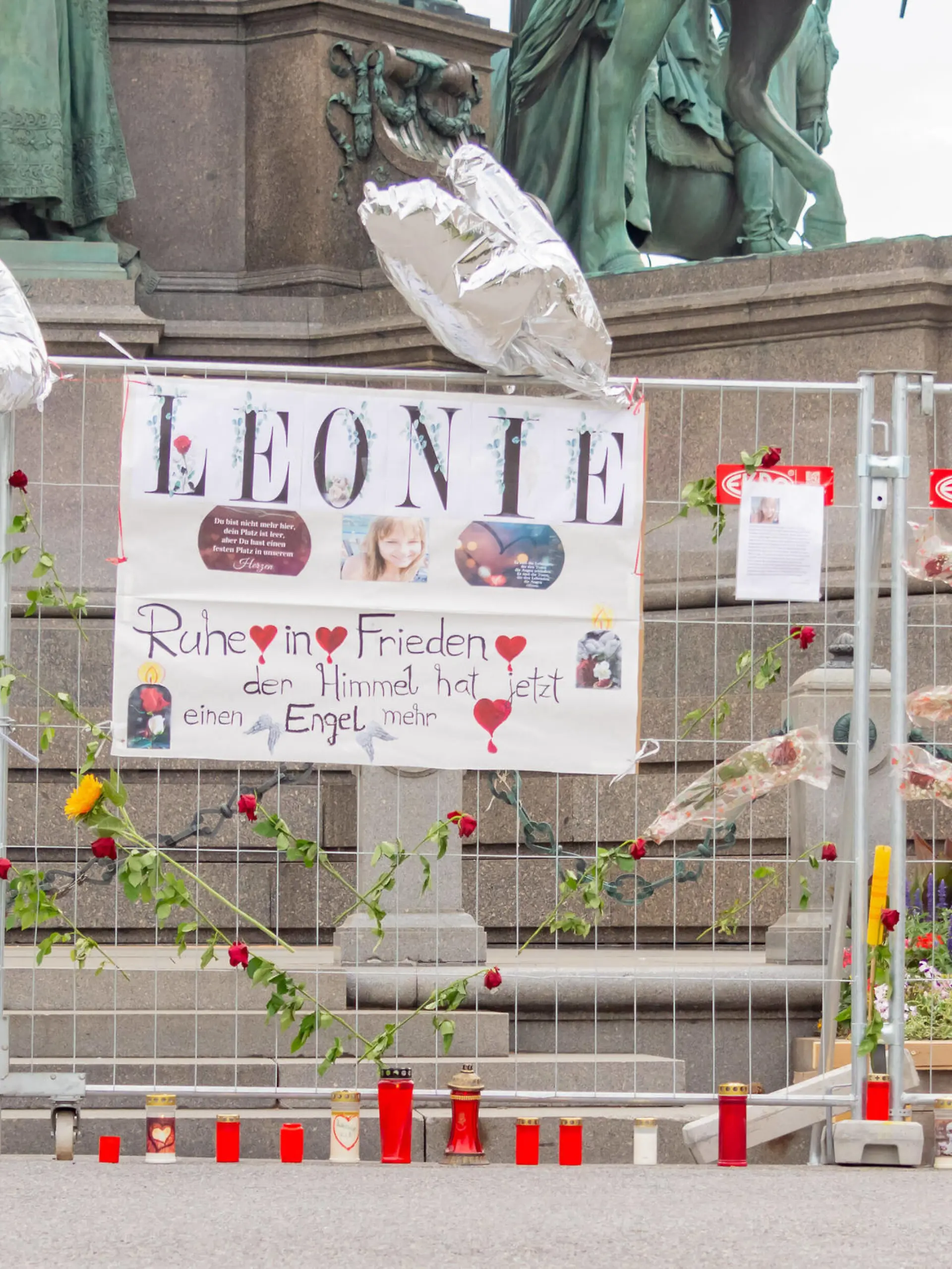  20210708 Funeral rally for the murdered Leonie VIENNA, AUSTRIA - JULY 08: Funeral rally for the murdered Leonie at the Maria-Theresien-Platz on July 08, 2021 in Vienna, Austria WIEN, OESTERREICH - 08. JULI: Trauerkundgebung fuer die ermordete Leonie auf dem Maria-Theresien-Platz am 08. Juli 2021 in Wien, Oesterreich 210708_SEPA_17_003 Copyright: xIsabellexOuvrardx SEPAxMedia