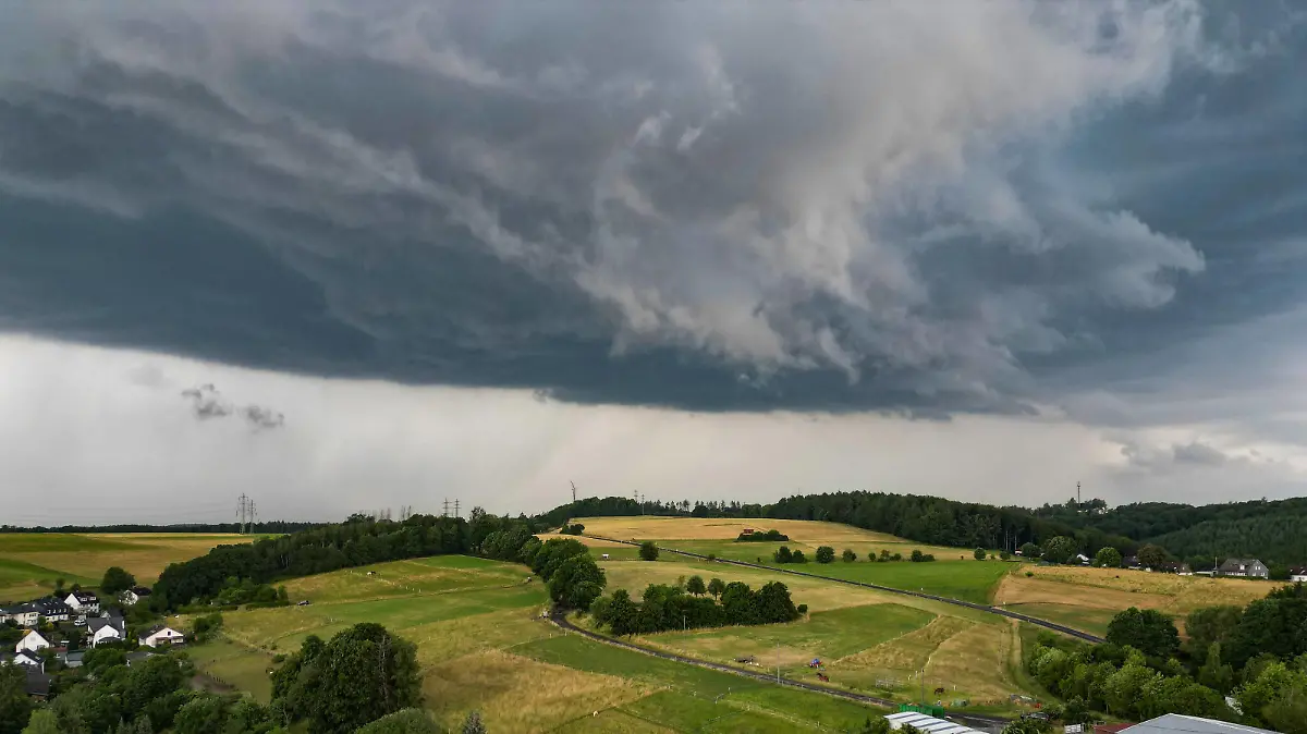 Luftaufnahme. Dunkle Wolken am Himmel wie hier in Siegen-Oberschelden. Es braut sich was zusammen. Immer wieder ziehen dunkle Wolken auf und es gibt auch immer wieder Amtliche Unwetterwarnungen vor schwerem Gewitter mit Orkanboen Orkanböen heftigem Starkregen und Hagel. Unwettergefahr im Siegerland am 22.06.2023 in Siegen/Deutschland. *** Aerial view Dark clouds in the sky as here in Siegen Oberschelden Something is brewing Again and again dark clouds move up and there are also again and again Official storm warnings of severe thunderstorms with hurricane gusts heavy rain and hail Thunderstorm danger in the Siegerland on 22 06 2023 in Siegen Germany