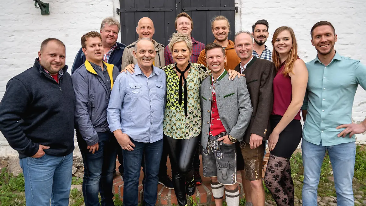 (v.l.) Kuh- und Schweinehalter Mike (41), Milchbauer Enno (25), Rinderhalter Torsten (52), Biolandwird Olaf (60, vorne), Schweinebauer Matze (34), Moderatorin Inka Bause, Schafhalter Dirk (24), Ackerbauer Peter (26), Agraringenieur Björn (32), Ferkel- und Bienenzüchter Hubert (40), Biobauer Mathias (33), Pferdewirtin Lara (26), Mutterkuhhalter Nils (33)
+++ Die Verwendung des sendungsbezogenen Materials ist nur mit dem Hinweis und Verlinkung auf TVNOW gestattet. +++
