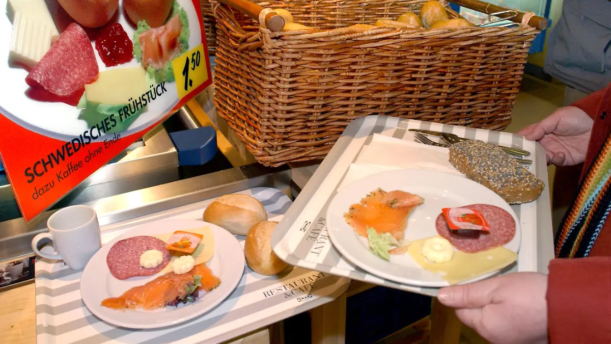 ARCHIV - 20.02.2006, Berlin: Für Schwedisches Frühstück wirbt eine Tafel in einem Restaurant des schwedischen Möbelhauses IKEA. (zu dpa "Wilke-Wurst wurde auch an Ikea-Restaurants geliefert") Foto: Stephanie Pilick/dpa +++ dpa-Bildfunk +++