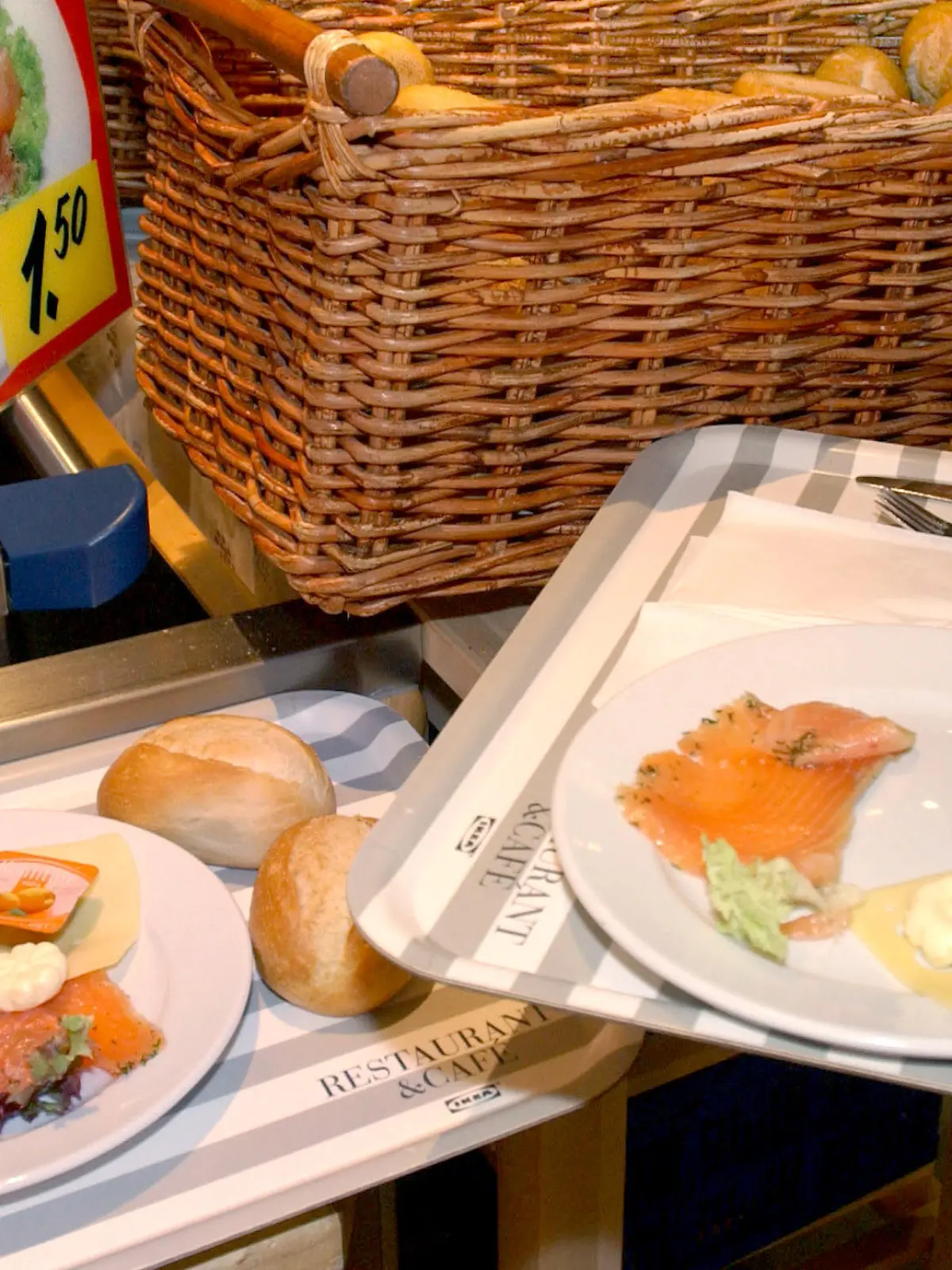 ARCHIV - 20.02.2006, Berlin: Für Schwedisches Frühstück wirbt eine Tafel in einem Restaurant des schwedischen Möbelhauses IKEA. (zu dpa "Wilke-Wurst wurde auch an Ikea-Restaurants geliefert") Foto: Stephanie Pilick/dpa +++ dpa-Bildfunk +++