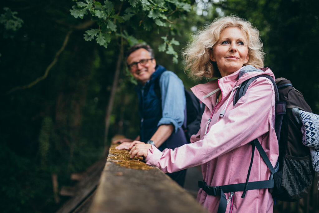 Paar wandert und praktiziert Infla-Dating