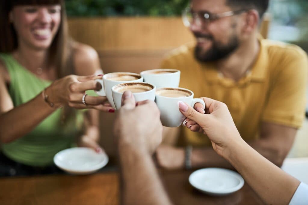 Kaffee beim Abnehmen: mit Freunden