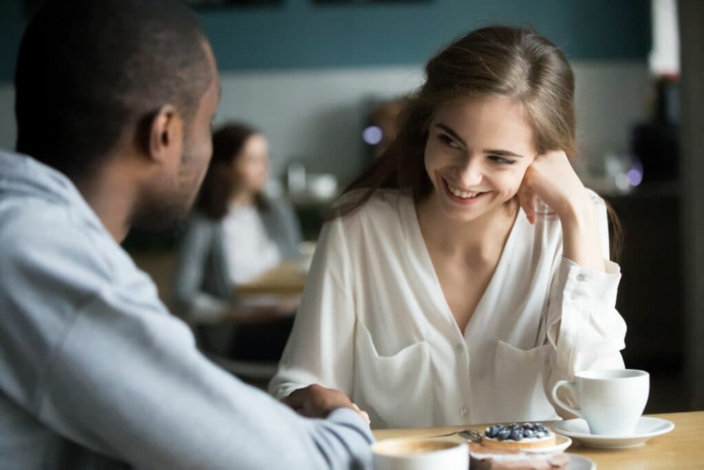 Singlebörsen Vergleich: Paar beim ersten Date