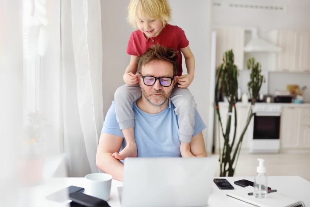 Kinderdepot Junior-Depot: Vater mit Sohn am Computer