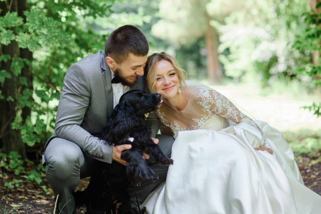 Haustiere auf Hochzeiten: Hochzeitspaar mit Hund