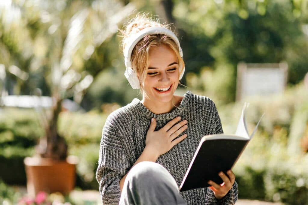 Studie Lesen junge Frau
