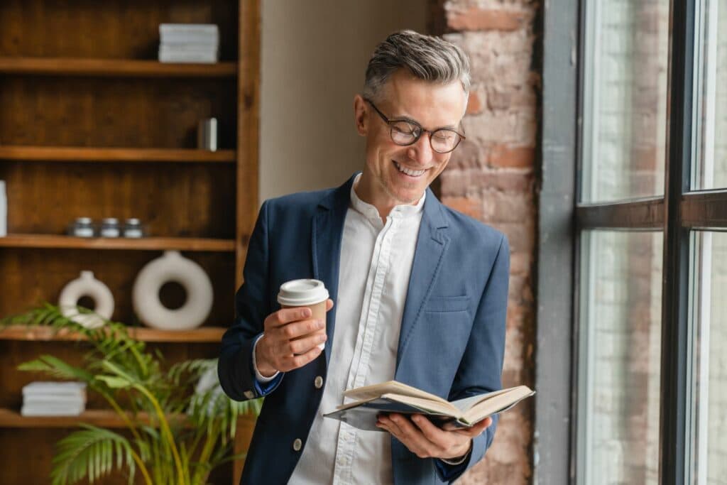 inspirierende Bücher: Mann mit Kaffe bei Morgenroutine