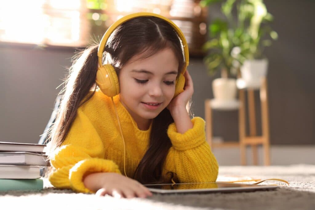 Kreativität Kinder: Mädchen am Tablet