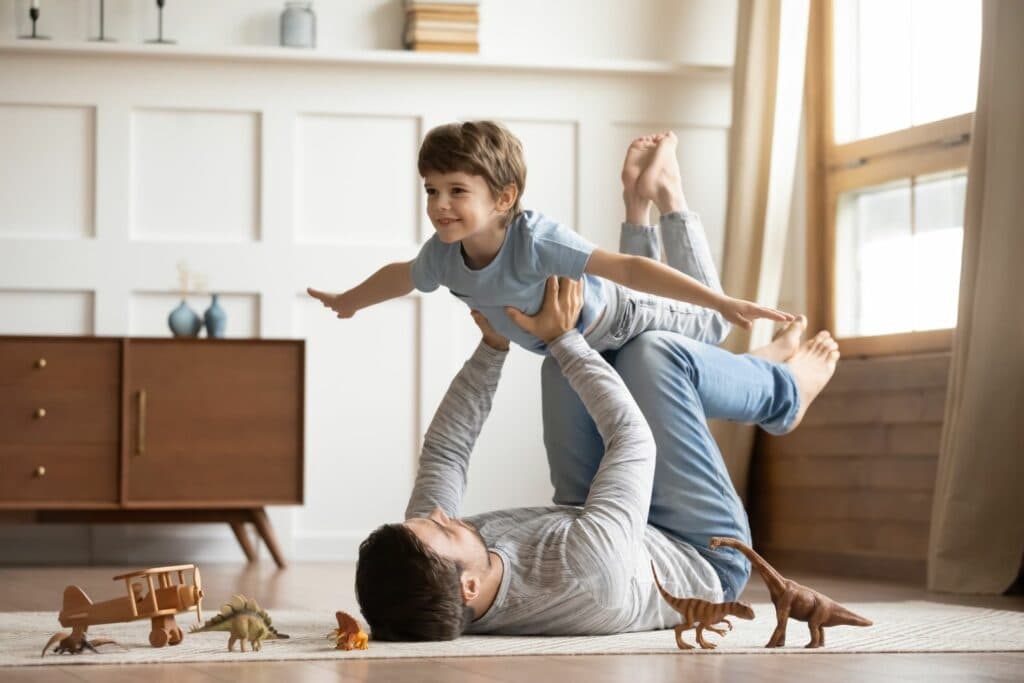 Kreativität Kinder: Vater mit Sohn