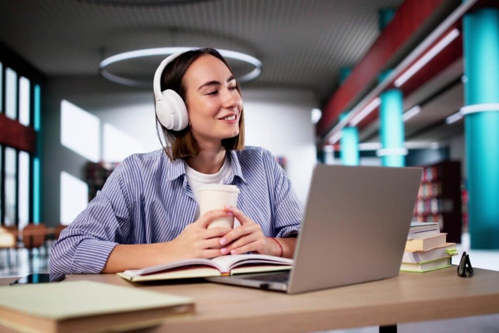 Podcast und Hörbuch Trends 2026: Frau hört Hörbuch