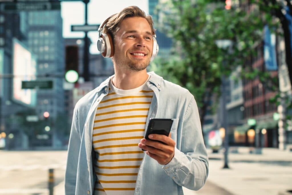 Podcast und Hörbuch Trends 2026: Mann hört Nischenformat