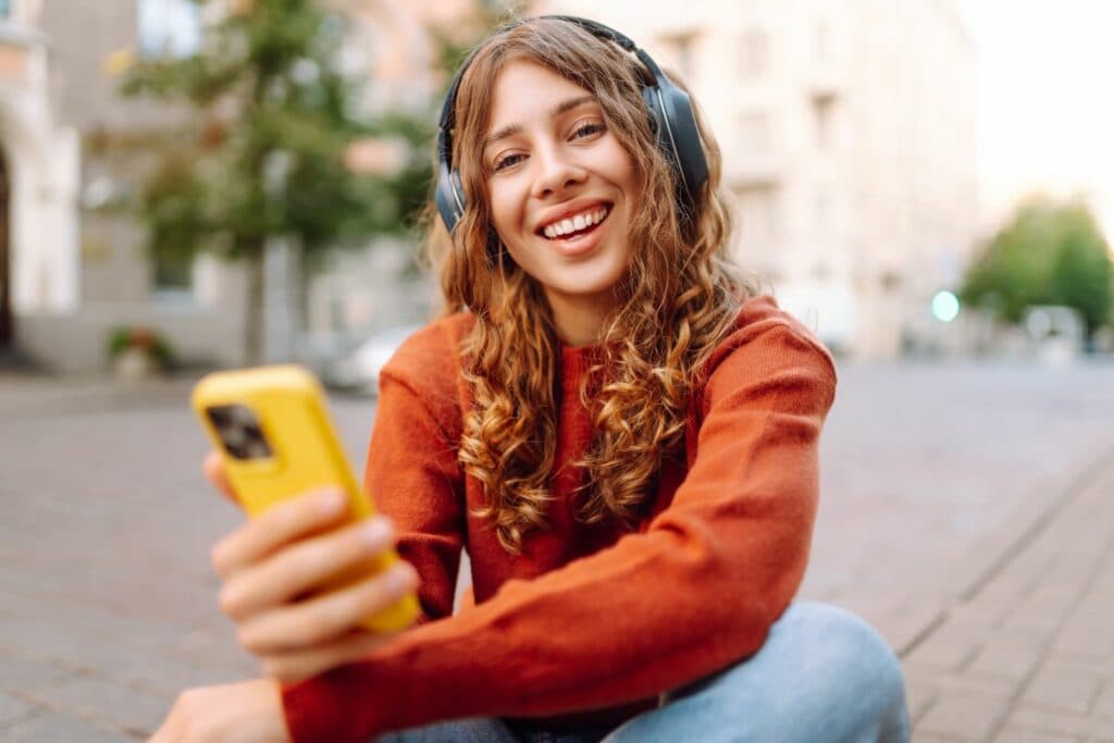 Podcast und Hörbuch Trends 2026: Frau hört Podcast