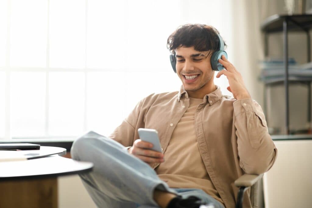 Podcast und Hörbuch Trends 2026: Mann schaut Video-Podcast