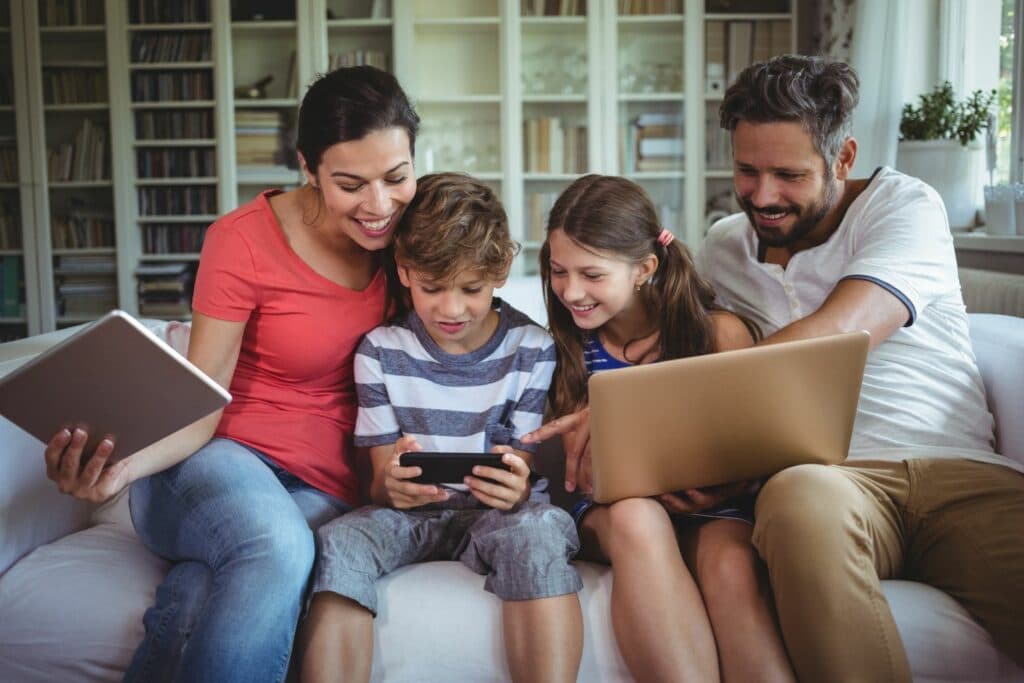 PYUR Internet: Familie an Computer, Handy und Tablet
