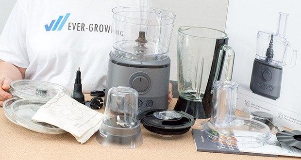 Springlane Universal Küchenmaschine Kaia im Test - Lieferumfang: Motorblock mit Basisbehälter, Deckel und Stopfer, Mixbehälter, Mini-Zerkleinerer, Schneidscheiben (fein, grob und für Pommes Frites), Reibscheibe, Knethaken, Messer, Emulgierscheibe, Rezeptheft