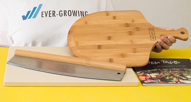 GARCON Pizzastein 4er Set im Test - die Pizzaschaufel aus Bambus Holz erleichtert das Ein- und Ausschieben der Pizza in den Ofen