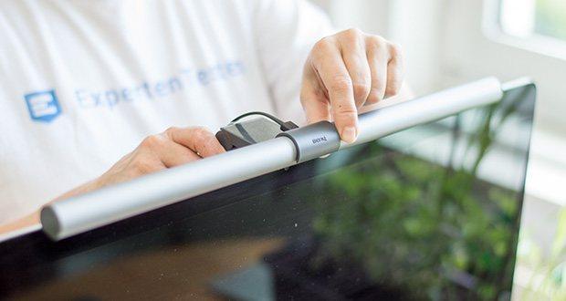 BenQ ScreenBar Plus LED-Monitor-Lampe im Test - ein speziell entwickelter Clip macht die Befestigung auf Monitoren einfach und stabil