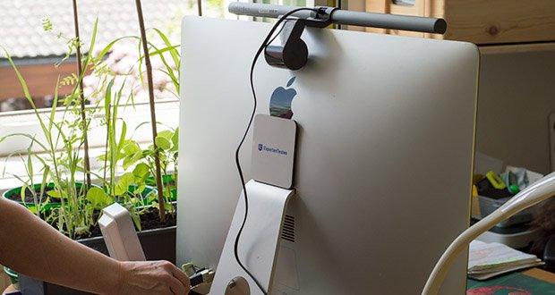 BenQ ScreenBar Plus LED-Monitor-Lampe im Test - egal ob Computer, Mobilladegerät oder Power Bank – jeder USB-Anschluss versorgt die ScreenBar Plus E-Reading Lampe mit Strom