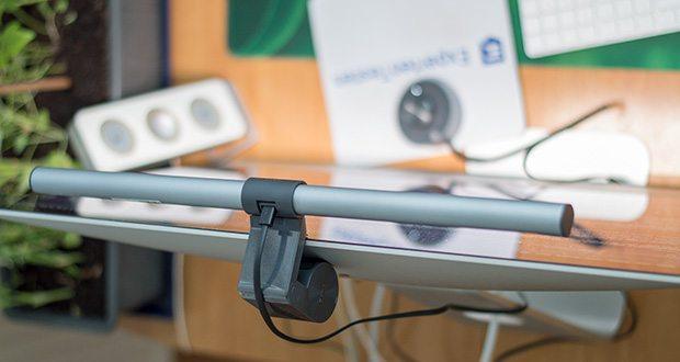 BenQ ScreenBar Plus LED-Monitor-Lampe im Test - das Bedienfeld ist zugunsten eines übersichtlichen und aufgeräumten Arbeitsplatzes in Richtung des Benutzers ausgerichtet