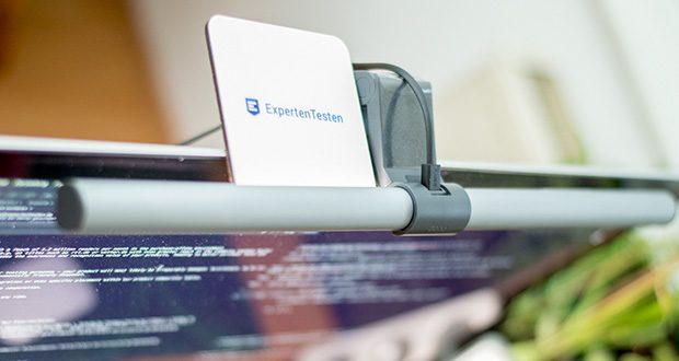 BenQ ScreenBar Plus LED-Monitor-Lampe im Test - der integrierte Sensor für die Umgebungsbeleuchtung erzeugt eine Lichtstärke bis zu 500 Lux